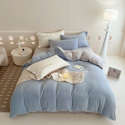 91家纺网 家纺一手货源 找家纺 潘朵拉家纺 2024新款字母绣花纯色系列牛奶绒四件套 穆斯 蓝+灰