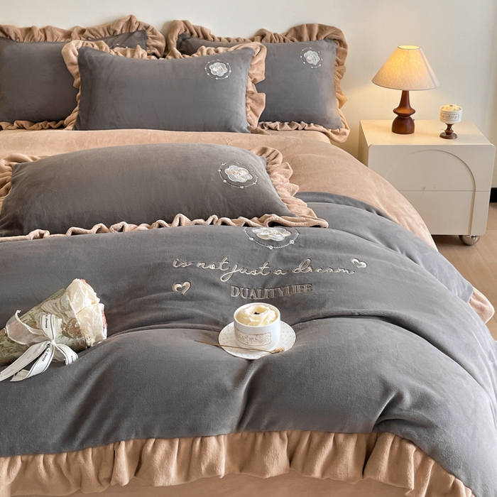 91家纺网 家纺一手货源 找家纺 露梦家纺 2025新款A类双面木耳花边加厚保暖牛奶绒刺绣款四件套-繁花系列（提供买家秀） 繁花-高级灰