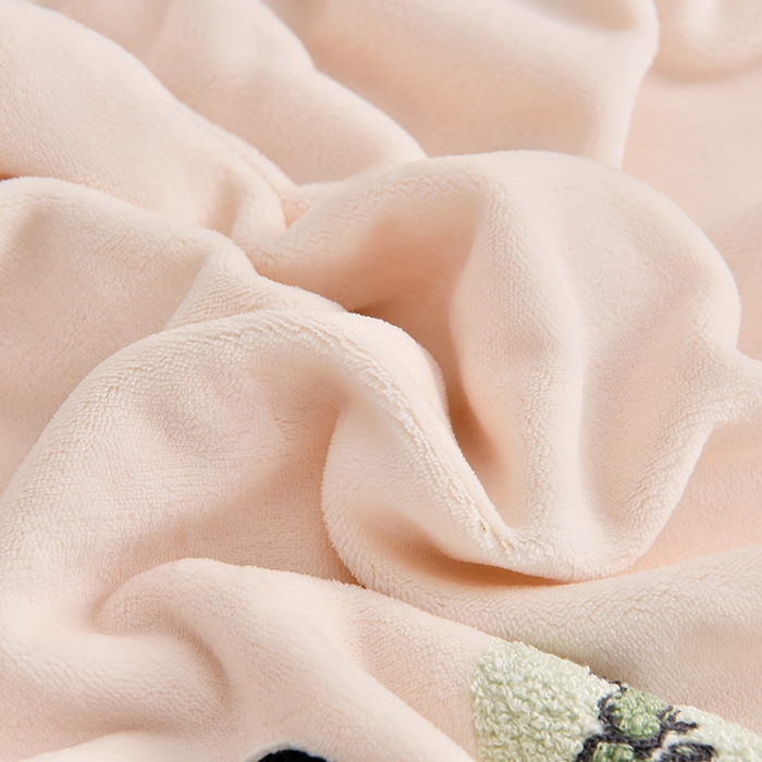 91家纺网 家纺一手货源 找家纺 一左一右 2024秋冬新款全消光高克重保暖加厚卡通拼接毛巾绣花牛奶绒四件套（提供买家秀） 熊猫集会-仲夏粉