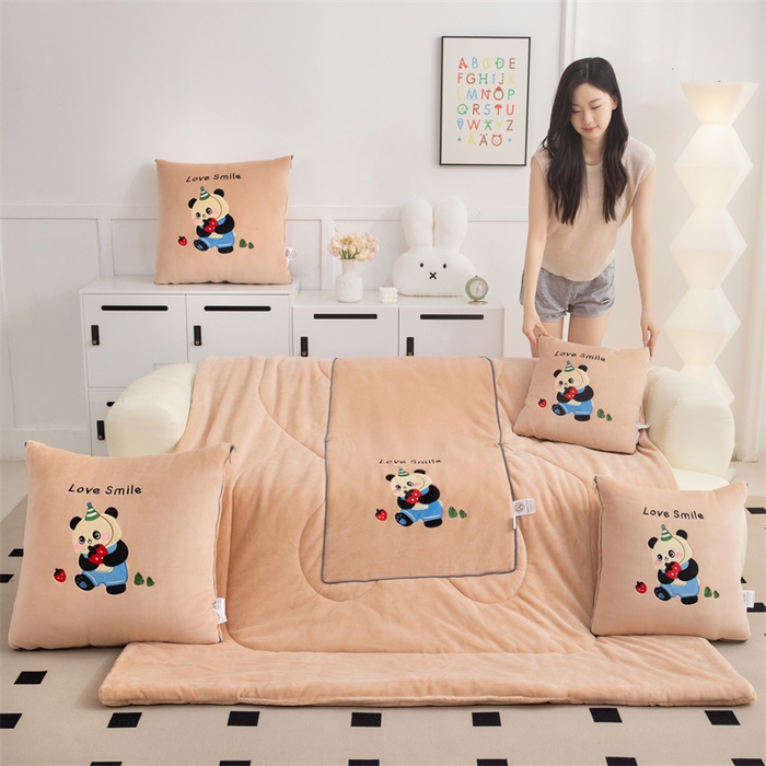 91家纺网 家纺一手货源 找家纺 2024新款牛奶绒动物乐园抱枕被 草莓熊猫