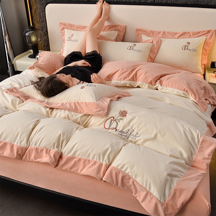 91家纺网 家纺一手货源 找家纺 2024新款加厚保暖A类婴儿绒四件套-朵拉系列 朵拉-荔枝白+樱花粉