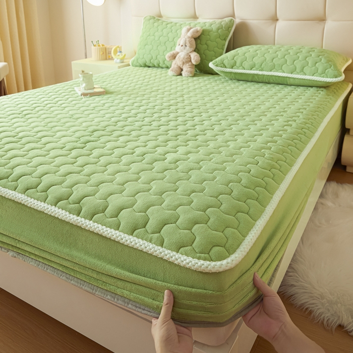 91家纺网 家纺一手货源 找家纺 雪云美 2024冬季新款加厚牛奶绒夹棉床笠三件套A类大豆床垫保护套纯色 牛奶绒--果绿