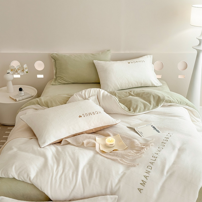 91家纺网 家纺一手货源 找家纺 潘朵拉家纺 2024新款字母绣花纯色系列牛奶绒四件套 穆斯 白+绿