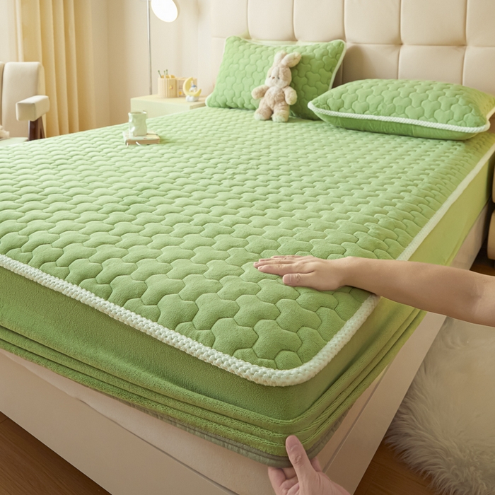 91家纺网 家纺一手货源 找家纺 雪云美 2024冬季新款加厚牛奶绒夹棉床笠三件套A类大豆床垫保护套纯色 牛奶绒--果绿