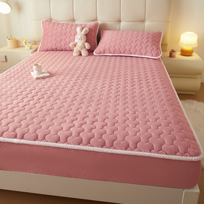 91家纺网 家纺一手货源 找家纺 雪云美 2024冬季新款加厚牛奶绒夹棉床笠三件套A类大豆床垫保护套纯色 牛奶绒--紫粉