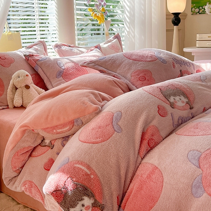 91家纺网 家纺一手货源 找家纺 妖妖家纺 2024新款加厚雪花绒印花单品三件套四件套 蜜桃女孩