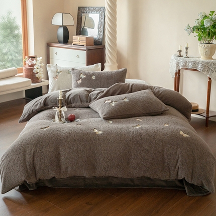 91家纺网 家纺一手货源 找家纺 FORTWO家纺 2024新款240g双面绵羊绒&泰迪绒绣花四件套 诺言灰