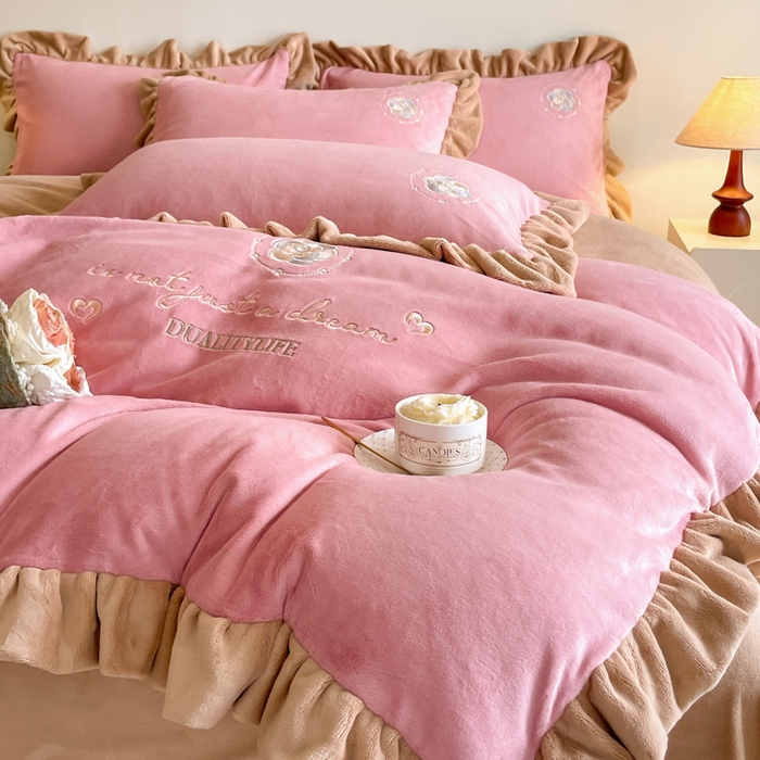 91家纺网 家纺一手货源 找家纺 露梦家纺 2025新款A类双面木耳花边加厚保暖牛奶绒刺绣款四件套-繁花系列（提供买家秀） 繁花-梅子粉