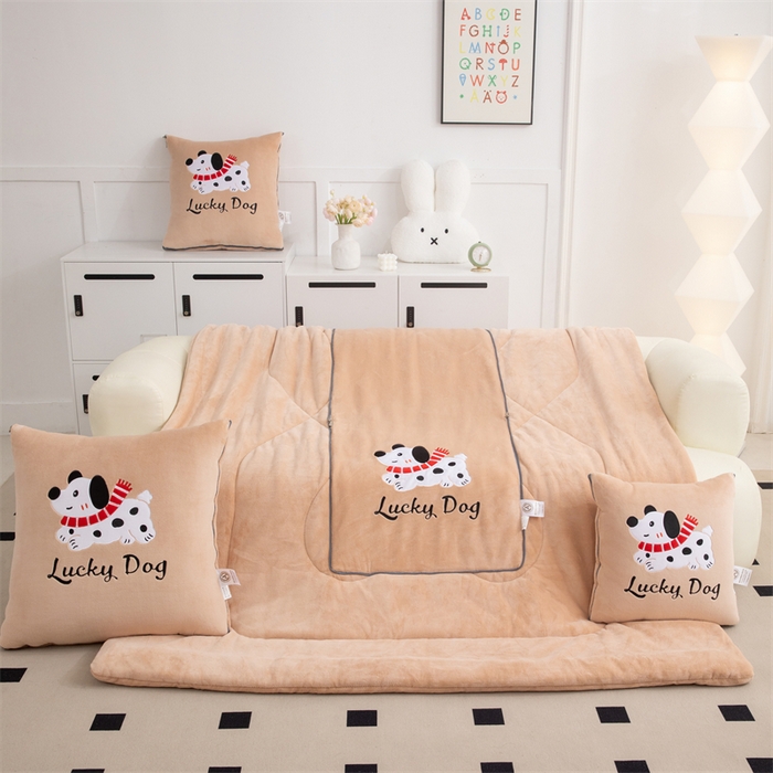 91家纺网 家纺一手货源 找家纺 2024新款牛奶绒动物乐园抱枕被 幸运崽崽