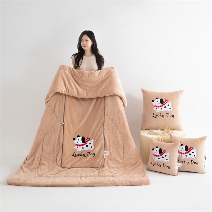 91家纺网 家纺一手货源 找家纺 2024新款牛奶绒动物乐园抱枕被 幸运崽崽