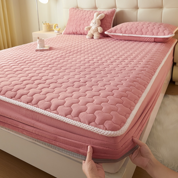 91家纺网 家纺一手货源 找家纺 雪云美 2024冬季新款加厚牛奶绒夹棉床笠三件套A类大豆床垫保护套纯色 牛奶绒--紫粉