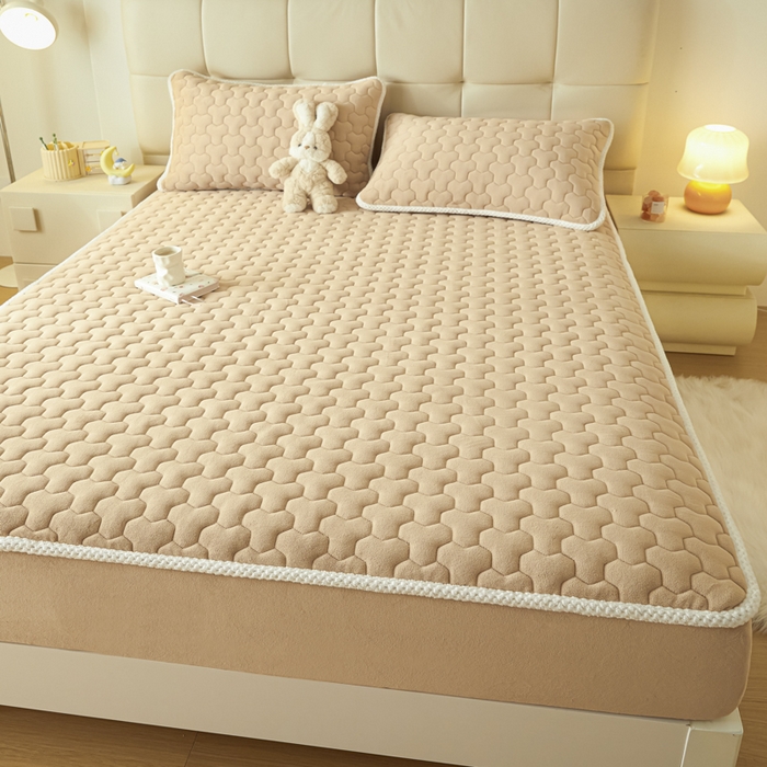 91家纺网 家纺一手货源 找家纺 雪云美 2024冬季新款加厚牛奶绒夹棉床笠三件套A类大豆床垫保护套纯色 牛奶绒--驼色