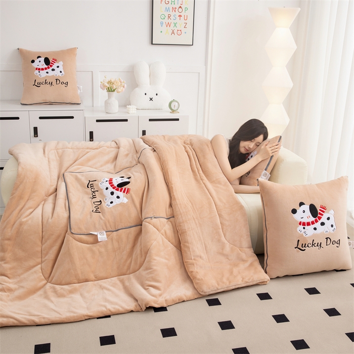 91家纺网 家纺一手货源 找家纺 2024新款牛奶绒动物乐园抱枕被 幸运崽崽