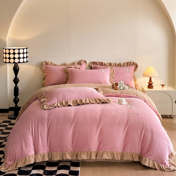 91家纺网 家纺一手货源 找家纺 露梦家纺 2025新款A类双面木耳花边加厚保暖牛奶绒刺绣款四件套-繁花系列（提供买家秀） 繁花-梅子粉