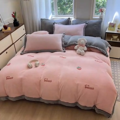 91家纺网 家纺一手货源 找家纺 2024新款毛巾绣牛奶绒四件套 草莓-浅灰