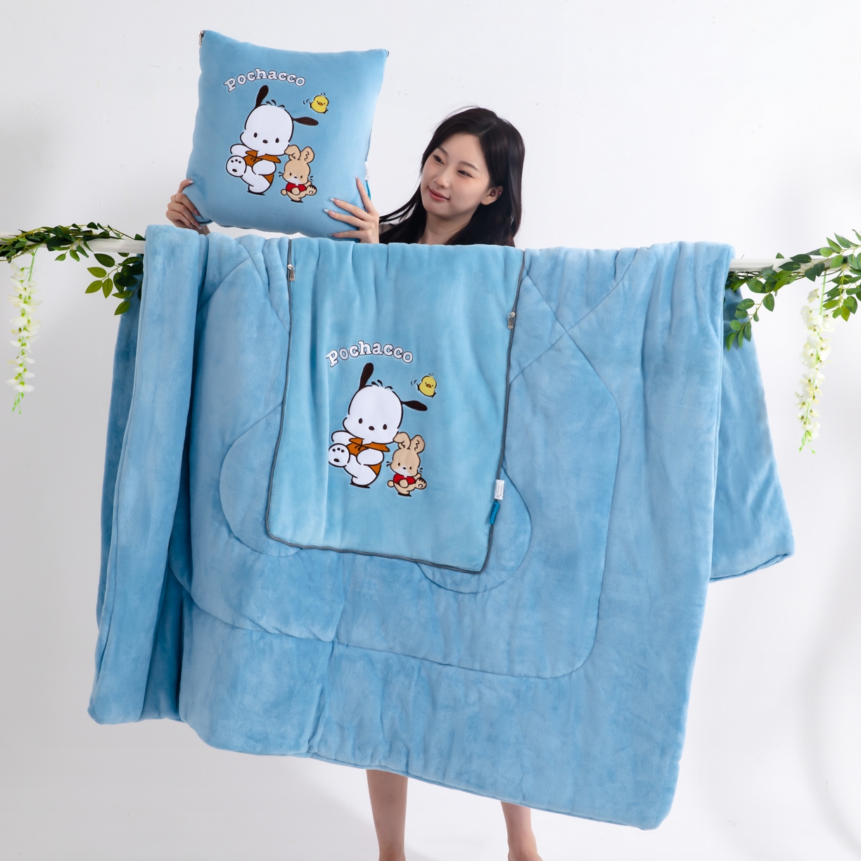 91家纺网 家纺一手货源 找家纺 2024新款三丽欧牛奶绒抱枕被 帕恰狗-蓝