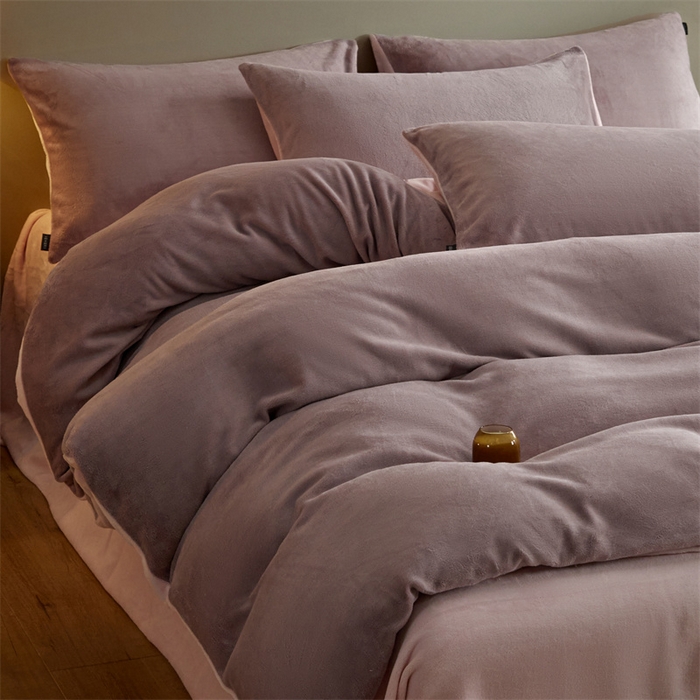 91家纺网 家纺一手货源 找家纺 凡客家居 2024新款A类加厚230克纯色双拼牛奶绒四件套 香芋紫+浅粉