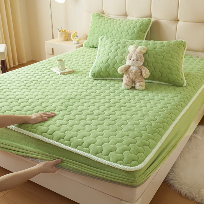 91家纺网 家纺一手货源 找家纺 雪云美 2024冬季新款加厚牛奶绒夹棉床笠三件套A类大豆床垫保护套纯色 牛奶绒--果绿