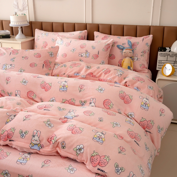 91家纺网 家纺一手货源 找家纺 乐居坊 2024新款高克重牛奶绒印花保暖四件套 草莓兔-粉