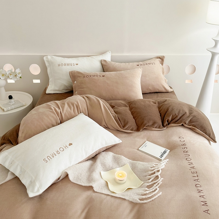 91家纺网 家纺一手货源 找家纺 潘朵拉家纺 2024新款字母绣花纯色系列牛奶绒四件套 穆斯 曲奇咖