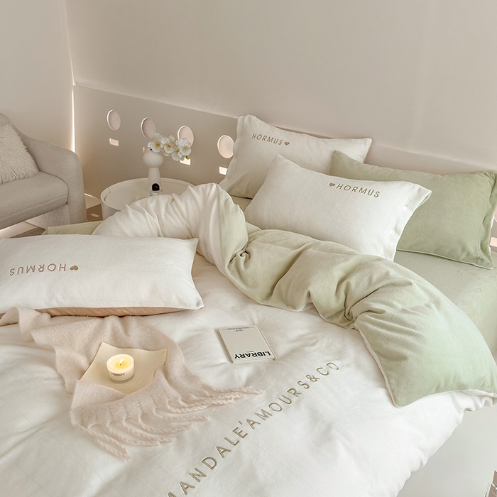 91家纺网 家纺一手货源 找家纺 潘朵拉家纺 2024新款字母绣花纯色系列牛奶绒四件套 穆斯 白+绿