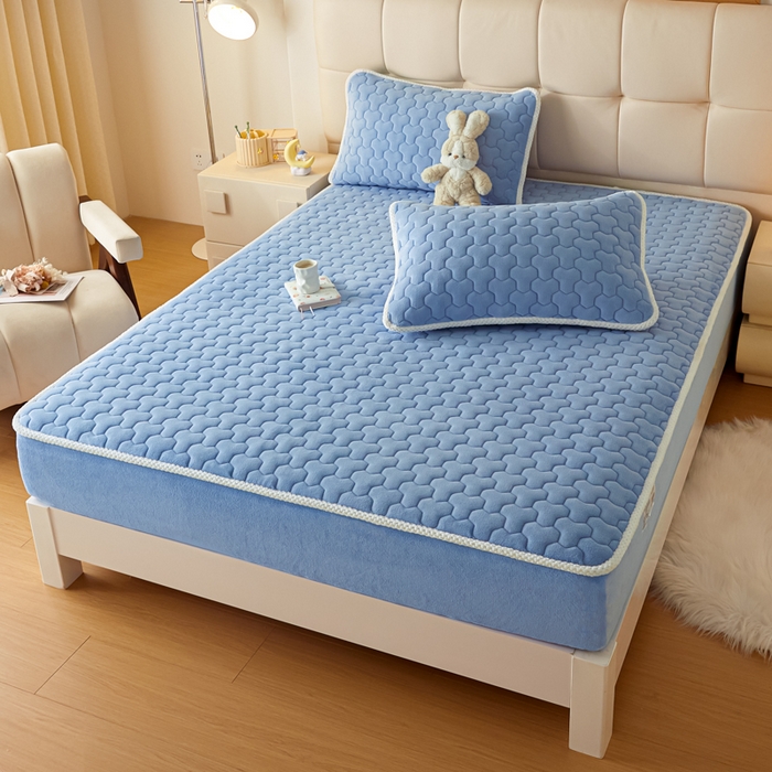 91家纺网 家纺一手货源 找家纺 雪云美 2024冬季新款加厚牛奶绒夹棉床笠三件套A类大豆床垫保护套纯色 牛奶绒--浅蓝