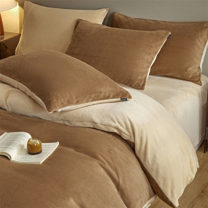 91家纺网 家纺一手货源 找家纺 凡客家居 2024新款A类加厚230克纯色双拼牛奶绒四件套 奶茶咖+奶咖