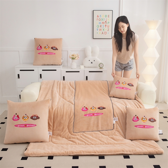 91家纺网 家纺一手货源 找家纺 2024新款牛奶绒动物乐园抱枕被 欢乐派对