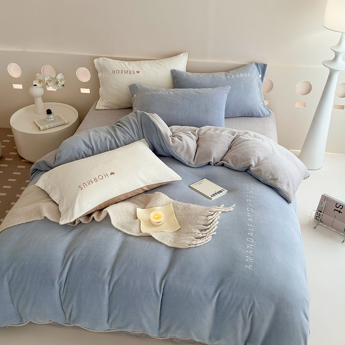 91家纺网 家纺一手货源 找家纺 潘朵拉家纺 2024新款字母绣花纯色系列牛奶绒四件套 穆斯 蓝+灰