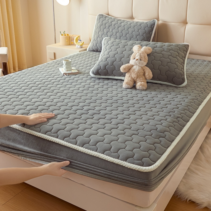 91家纺网 家纺一手货源 找家纺 （总）雪云美 2024冬季新款加厚牛奶绒夹棉床笠三件套A类大豆床垫保护套纯色