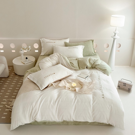 91家纺网 家纺一手货源 找家纺 潘朵拉家纺 2024新款字母绣花纯色系列牛奶绒四件套 穆斯 白+绿