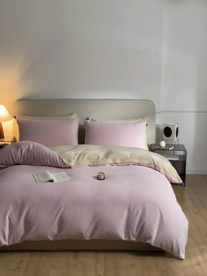 91家纺网 家纺一手货源 找家纺 凡客家居 2024新款A类加厚230克纯色双拼牛奶绒四件套 奶油粉+奶咖