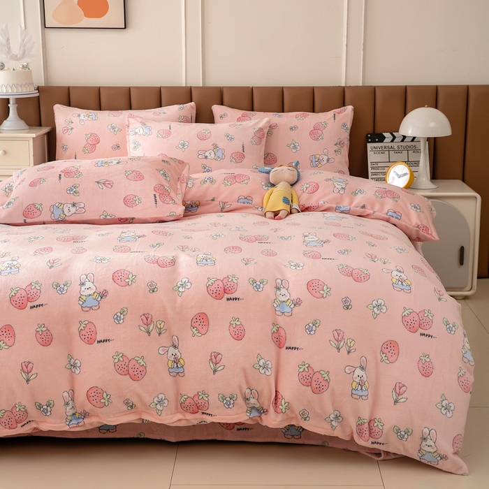 91家纺网 家纺一手货源 找家纺 乐居坊 2024新款高克重牛奶绒印花保暖四件套 草莓兔-粉