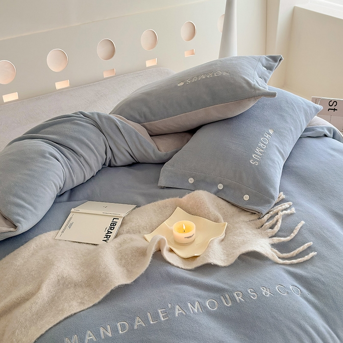 91家纺网 家纺一手货源 找家纺 潘朵拉家纺 2024新款字母绣花纯色系列牛奶绒四件套 穆斯 蓝+灰