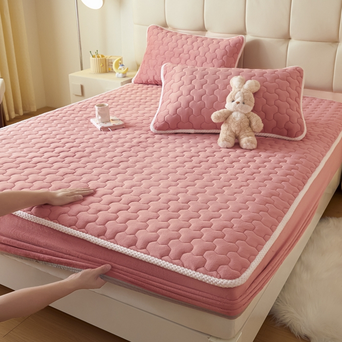 91家纺网 家纺一手货源 找家纺 雪云美 2024冬季新款加厚牛奶绒夹棉床笠三件套A类大豆床垫保护套纯色 牛奶绒--紫粉