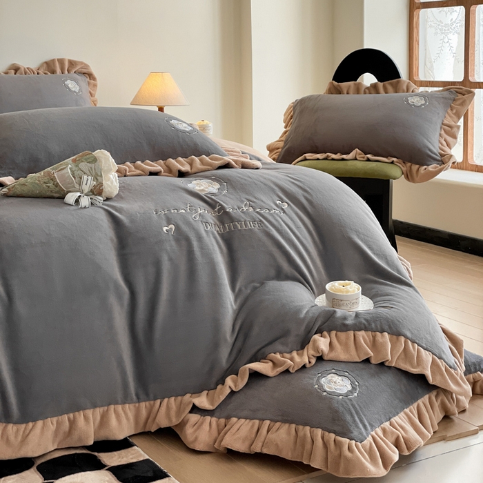 91家纺网 家纺一手货源 找家纺 露梦家纺 2025新款A类双面木耳花边加厚保暖牛奶绒刺绣款四件套-繁花系列（提供买家秀） 繁花-高级灰