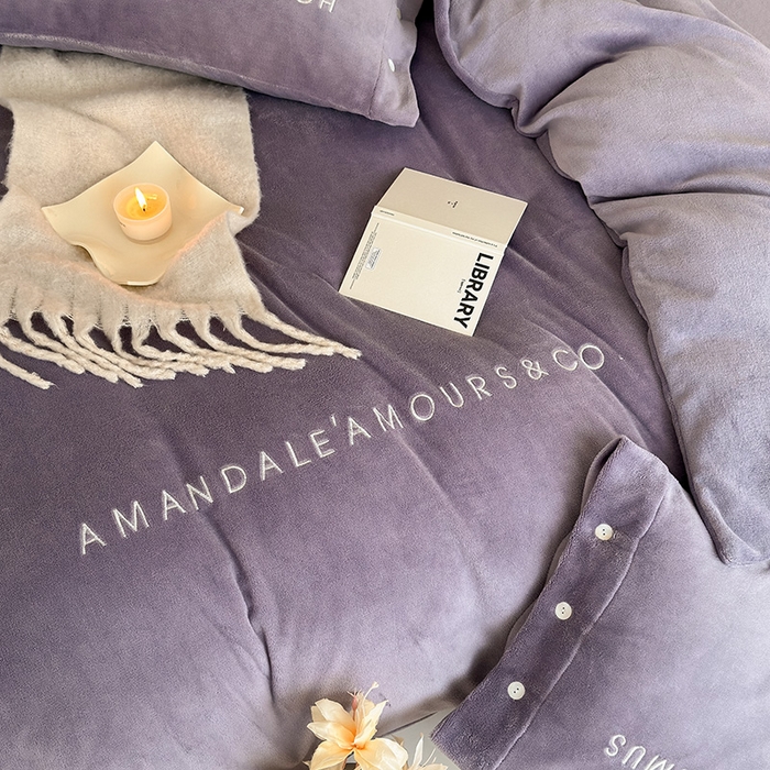 91家纺网 家纺一手货源 找家纺 潘朵拉家纺 2024新款字母绣花纯色系列牛奶绒四件套 穆斯 莫奈紫