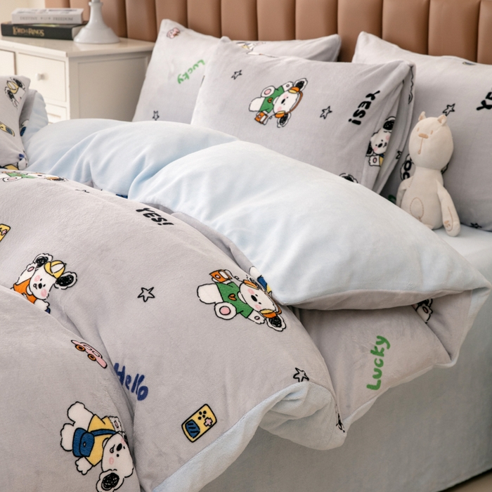 91家纺网 家纺一手货源 找家纺 乐居坊 2024新款高克重牛奶绒印花保暖四件套 欢乐小狗