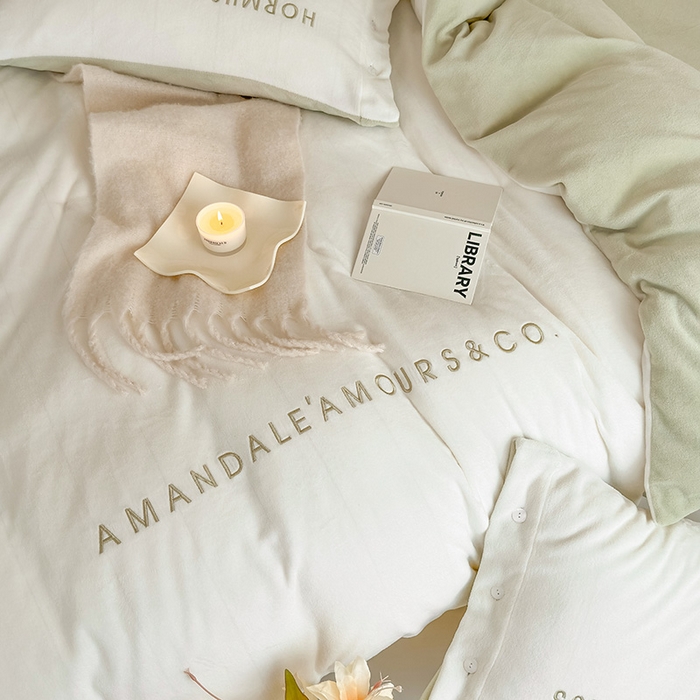 91家纺网 家纺一手货源 找家纺 潘朵拉家纺 2024新款字母绣花纯色系列牛奶绒四件套 穆斯 白+绿