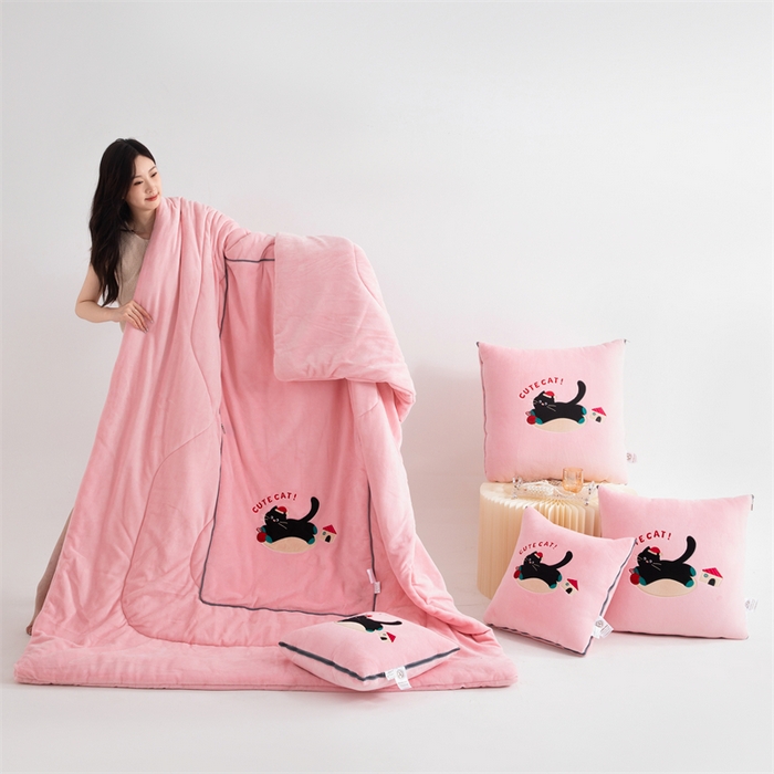 91家纺网 家纺一手货源 找家纺 2024新款牛奶绒动物乐园抱枕被 淘气猫咪