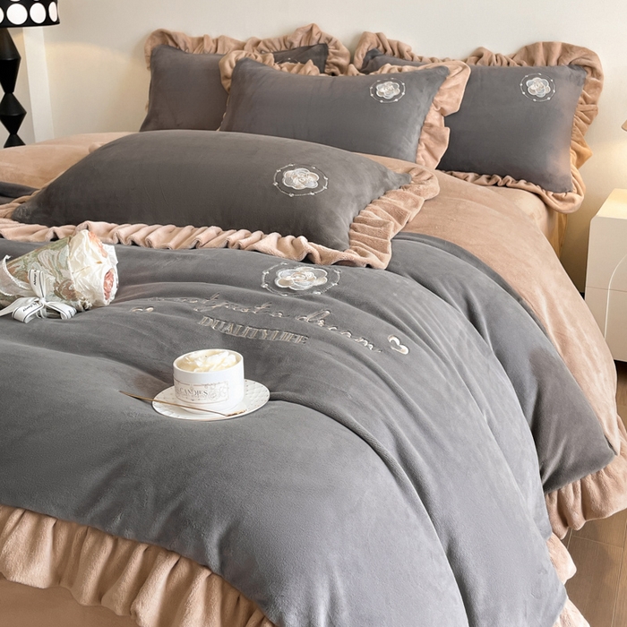 91家纺网 家纺一手货源 找家纺 露梦家纺 2025新款A类双面木耳花边加厚保暖牛奶绒刺绣款四件套-繁花系列（提供买家秀） 繁花-高级灰