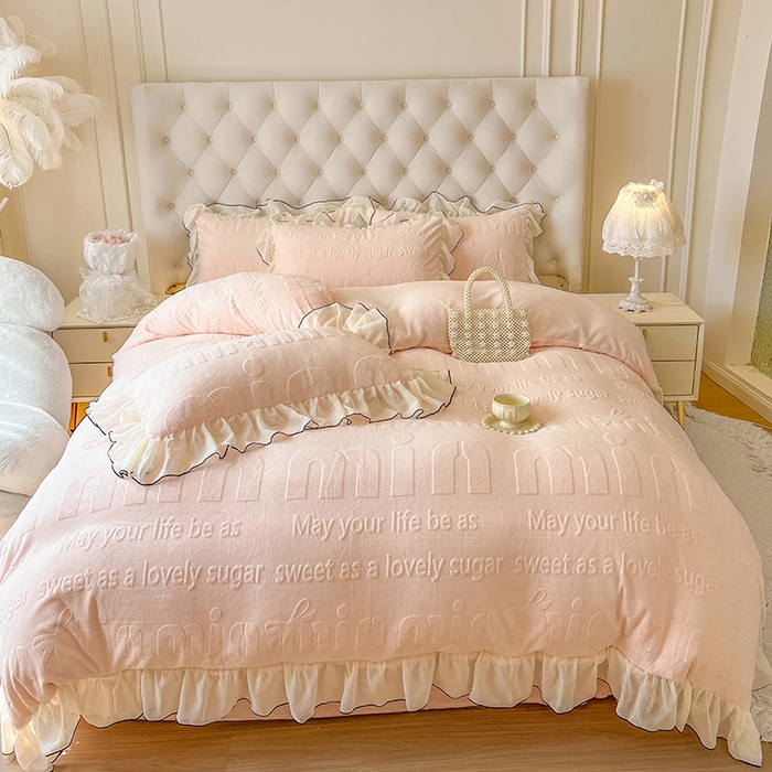 91家纺网 家纺一手货源 找家纺 亲亲公主 2025新款牛奶绒雕花保暖四件套-花恋 花恋-粉色