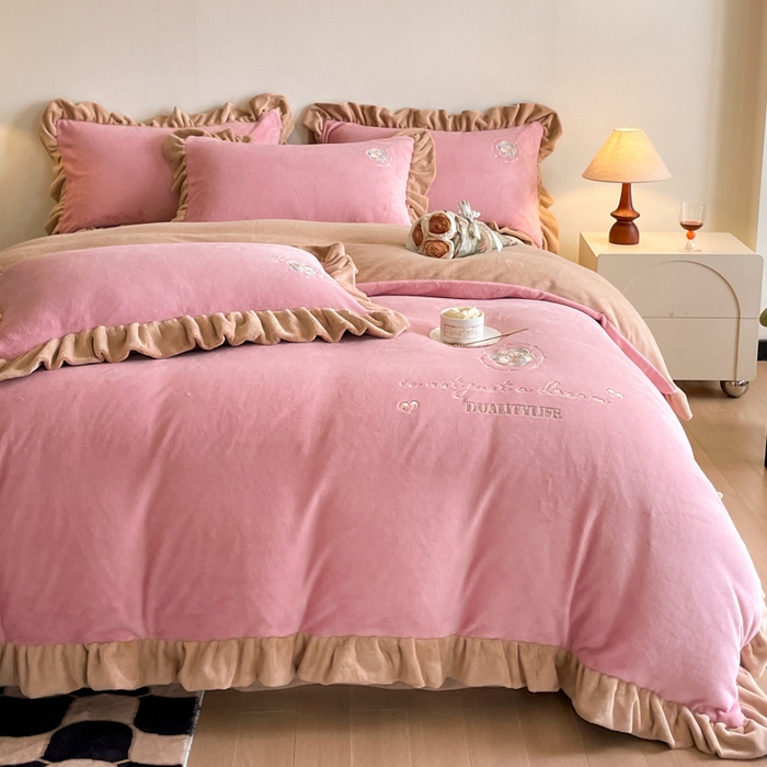 91家纺网 家纺一手货源 找家纺 露梦家纺 2025新款A类双面木耳花边加厚保暖牛奶绒刺绣款四件套-繁花系列（提供买家秀） 繁花-梅子粉