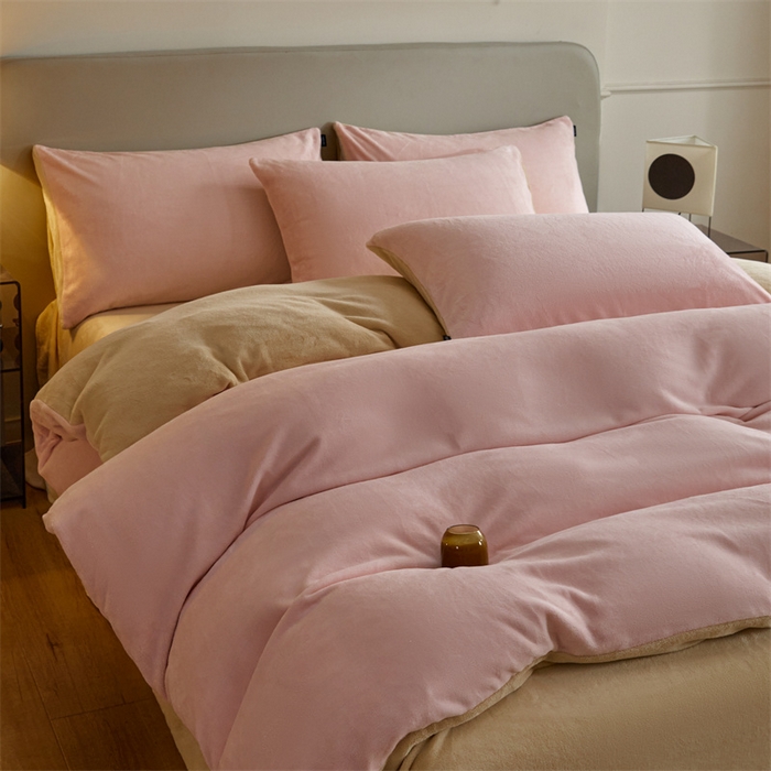 91家纺网 家纺一手货源 找家纺 凡客家居 2024新款A类加厚230克纯色双拼牛奶绒四件套 奶油粉+奶咖