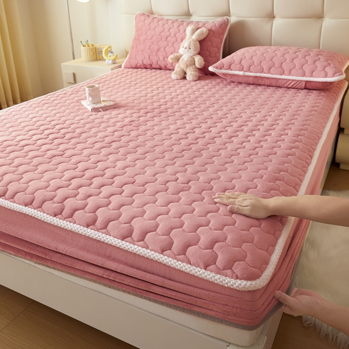 91家纺网 家纺一手货源 找家纺 雪云美 2024冬季新款加厚牛奶绒夹棉床笠三件套A类大豆床垫保护套纯色 牛奶绒--紫粉