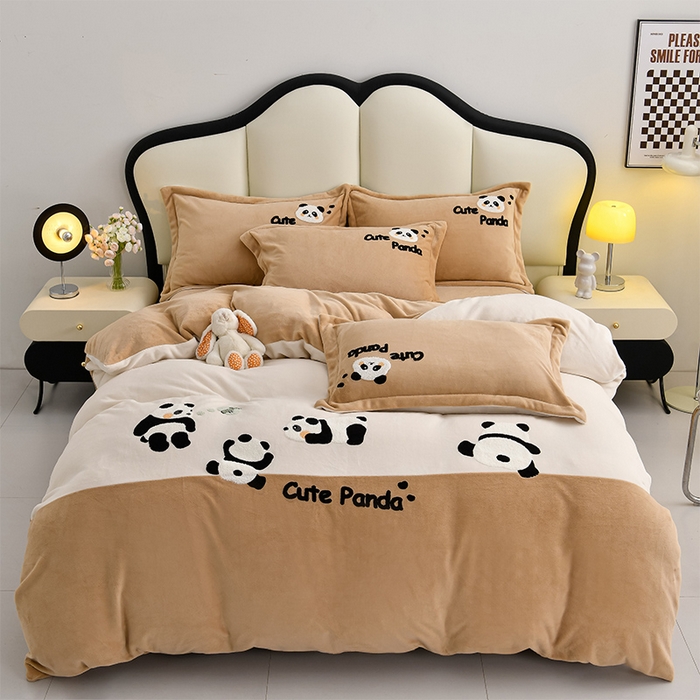 91家纺网 家纺一手货源 找家纺 一左一右 2024秋冬新款全消光高克重保暖加厚卡通拼接毛巾绣花牛奶绒四件套（提供买家秀） 熊猫集会-卡其驼