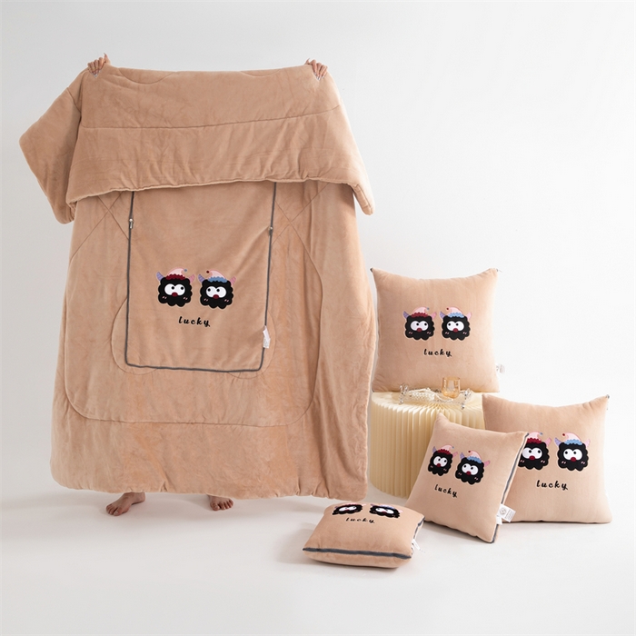 91家纺网 家纺一手货源 找家纺 2024新款牛奶绒动物乐园抱枕被 彩色煤球