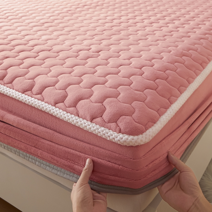 91家纺网 家纺一手货源 找家纺 雪云美 2024冬季新款加厚牛奶绒夹棉床笠三件套A类大豆床垫保护套纯色 牛奶绒--紫粉