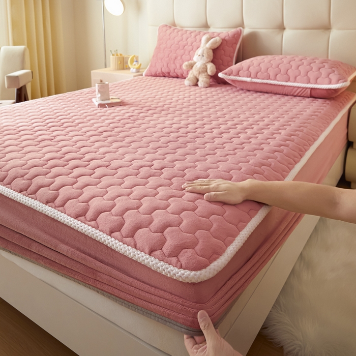 91家纺网 家纺一手货源 找家纺 雪云美 2024冬季新款加厚牛奶绒夹棉床笠三件套A类大豆床垫保护套纯色 牛奶绒--紫粉