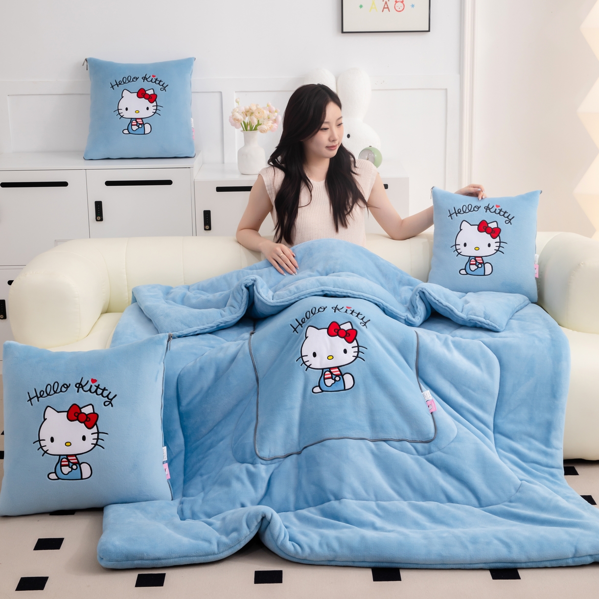 91家纺网 家纺一手货源 找家纺 2024新款三丽欧牛奶绒抱枕被 凯蒂猫